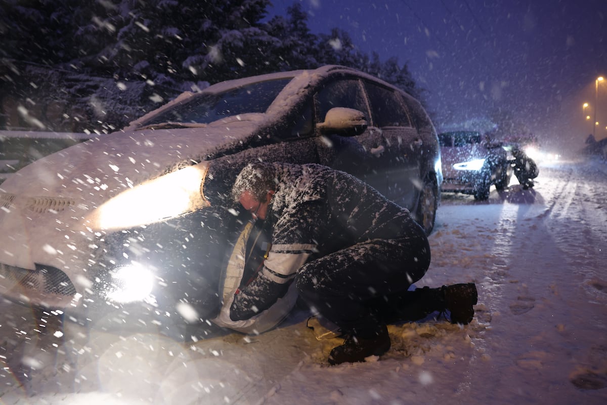 Todas las comunidades autónomas, salvo Navarra y Canarias, tienen aviso por nieve, lluvia o viento | Aviso rojo en Cáceres y el interior de la provincia de Almería por rachas de hasta 130 km/h