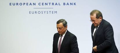 Mario Draghi y el vicepresidente Vitor Constancio, en las oficinas del BCE en Fráncfort.