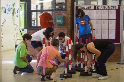 Profesores de la escuela Catalònia de Barcelona preparan los accesos a las aulas.