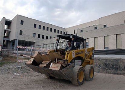 Una pala mecánica trabajaba ayer en el desescombro y reparación del hospital de Orihuela.