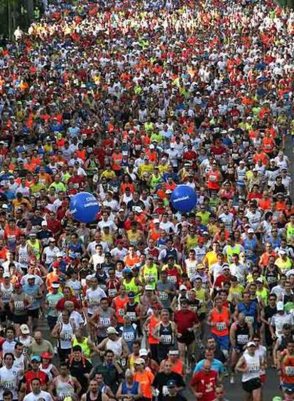 Los corredores inundaron el paseo de Recoletos en la salida.