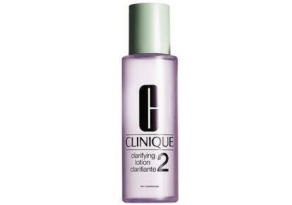 Calma.
La rutina de cuidados diaria es vital para un rostro saludable. Y el tónico suele ser el gran olvidado. Sin embargo, es el encargado de equilibrar la piel tras el gel limpiador. Clarifying Lotion 2, de Clinique, elimina los restos de impurezas y contaminación, minimiza los poros y deja la piel lista para los tratamientos posteriores.