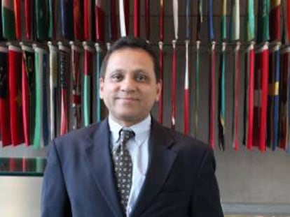 Fotografía cedida por el Banco Mundial (BM), donde se ve al director de migración y remesas del Banco Mundial, Dilip Ratha.