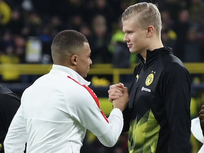 Mbappé y Haaland se saludan antes de un partido de Champions entre el PSG y el Dortmund. Getty