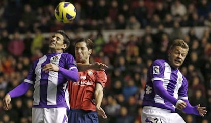 Oscar González y Patrick Ebert pelean un balón con el delantero de Osasuna Alvaro Cejudo.