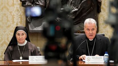 La secretaria de la Federación de las Hermanas Clarisas, Carmen Ruiz, y el arzobispo de Burgos, Mario Iceta, durante una conferencia de prensa este lunes en Burgos.