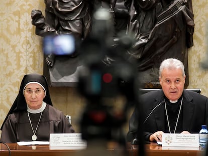 La secretaria de la Federación de las Hermanas Clarisas, Carmen Ruiz, y el arzobispo de Burgos, Mario Iceta, durante una conferencia de prensa este lunes en Burgos.