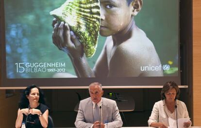La fotógrafa Isabel Muñoz, a la izquierda, junto a Juan Ignacio Vidarte, director general del Guggenheim y Consuelo Crespo, presidenta de Unicef España en la presentación de la exposición.