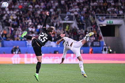 Christopher Lenz y Dani Carvajal durante una acción del partido.