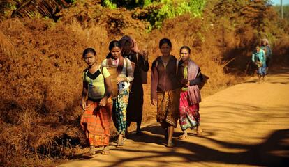 Mujeres indígenas de la región de Ratanakiri, en Camboya, caminan de vuelta a casa tras haber acudido a un mercado matutino.
