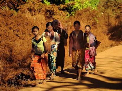 Mujeres indígenas de la región de Ratanakiri, en Camboya, caminan de vuelta a casa tras haber acudido a un mercado matutino. 