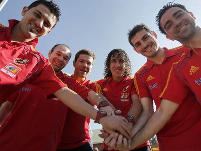 De izquierda a derecha, Villa, Iniesta, Xabi Alonso, Puyol, Casillas y Xavi, en Sudáfrica, durante el Mundial.
