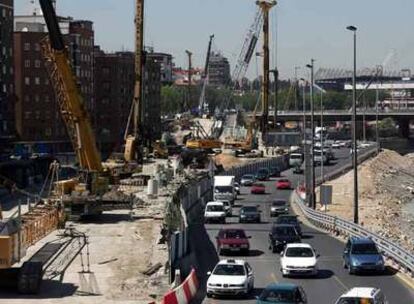 Aspecto de un tramo de la M-30, a su paso por el río Manzanares, cerca del estadio Vicente Calderón.