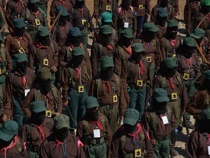 Integrantes del Ejército Zapatista durante el acto inaugural del Segundo Encuentro Internacional de Mujeres que Luchan.