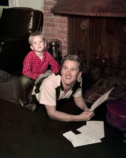 Kirk Douglas con su hijo Michael Douglas en 1950.