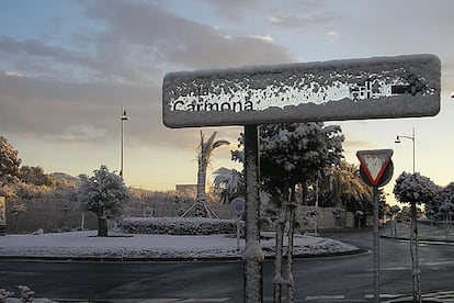 "A partir de las cinco de la madrugada comenzó a nevar en Venta de Carmona (El Ejido), un pueblo cercano a la costa en el que no se veía nevar, según los más ancianos del lugar, desde hace unos 50 años". (ANTONIO GÁZQUEZ)