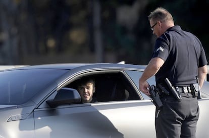 Bieber ha tenido muchos encuentros con la ley. En 2012 fue acusado de conducción temeraria. Su gusto por los coches de lujos y la velocidad le ha costado varios problemas. 