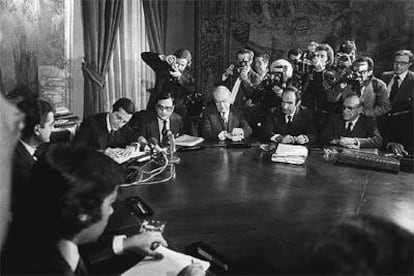 Firma de los Pactos de la Moncloa en el palacio de las Cortes, en 1977.