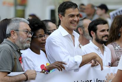 El secretario general de UGT, Cándido Méndez , el secretario general del PSOE, Pedro Sánchez, y el candidato a La Moncloa de IU, Alberto Garzón sostienen la pancarta reivindicativa de la manifestación.