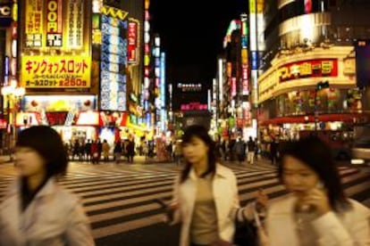 Jóvenes en el famoso cruce de Shibuya, en Tokio.