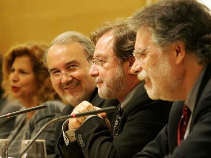 De izquierda a derecha, Carmen Alborch, Pedro Solbes, Juan Luis Cebrián y Joaquín Estefanía.