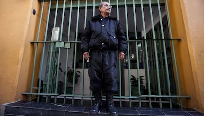 Agust&iacute;n Ch&aacute;vez, de 66 a&ntilde;os, frente a una porter&iacute;a en M&eacute;xico