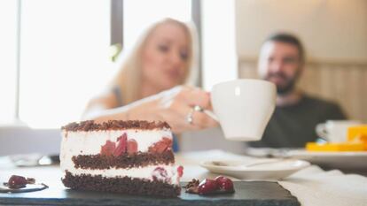 Dos personas en un café.