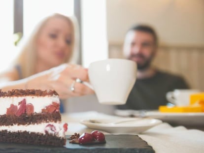 Dos personas en un café.