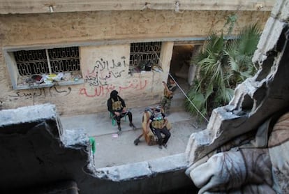Milicianos opositores, fotografiados en Deir Ezzor, en una zona rebelde.