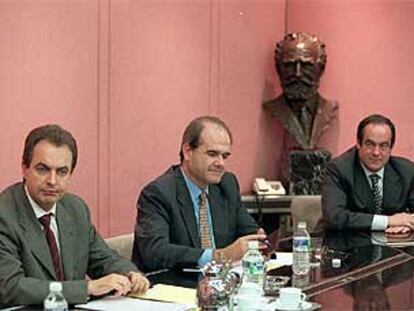 José Luis Rodríguez Zapatero, Manuel Chaves y José Bono, durante una reunión en Madrid.