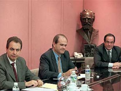 José Luis Rodríguez Zapatero, Manuel Chaves y José Bono, durante una reunión en Madrid.