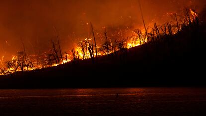 Las llamas se extienden en Oroville, California, el 2 de julio 2024.