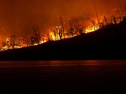 Las llamas se extienden en Oroville, California, el 2 de julio 2024.