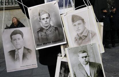 Un manifestante porta los retratos de víctimas del franquismo a las puertas del Tribunal Supremo.