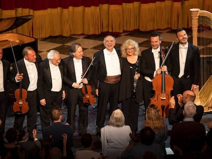 Leo Nucci, en el centro con fajín marrón, y el Italian Opera Chamber Ensemble, en una imagen cedida.