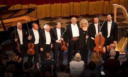 Leo Nucci, en el centro con fajín marrón, y el Italian Opera Chamber Ensemble, en una imagen cedida.