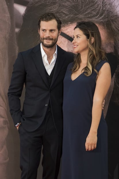 Jamie Dornan y Amelia Millie Warnes. Ellos también están a punto de convertir su familia en numerosa. El actor de 36 años, que interpreta a Christian Grey en las películas de 50 sombras y, su mujer, una pianista y cantante inglesa que compone e interpreta canciones bajo el nombre de Slow Moving Millie, de 36 años, esperan su tercer hijo. La pareja, que se casó en 2013, ya son padres de dos hijas: Dulcie de 4 y, Elva, que tiene dos años y medio.