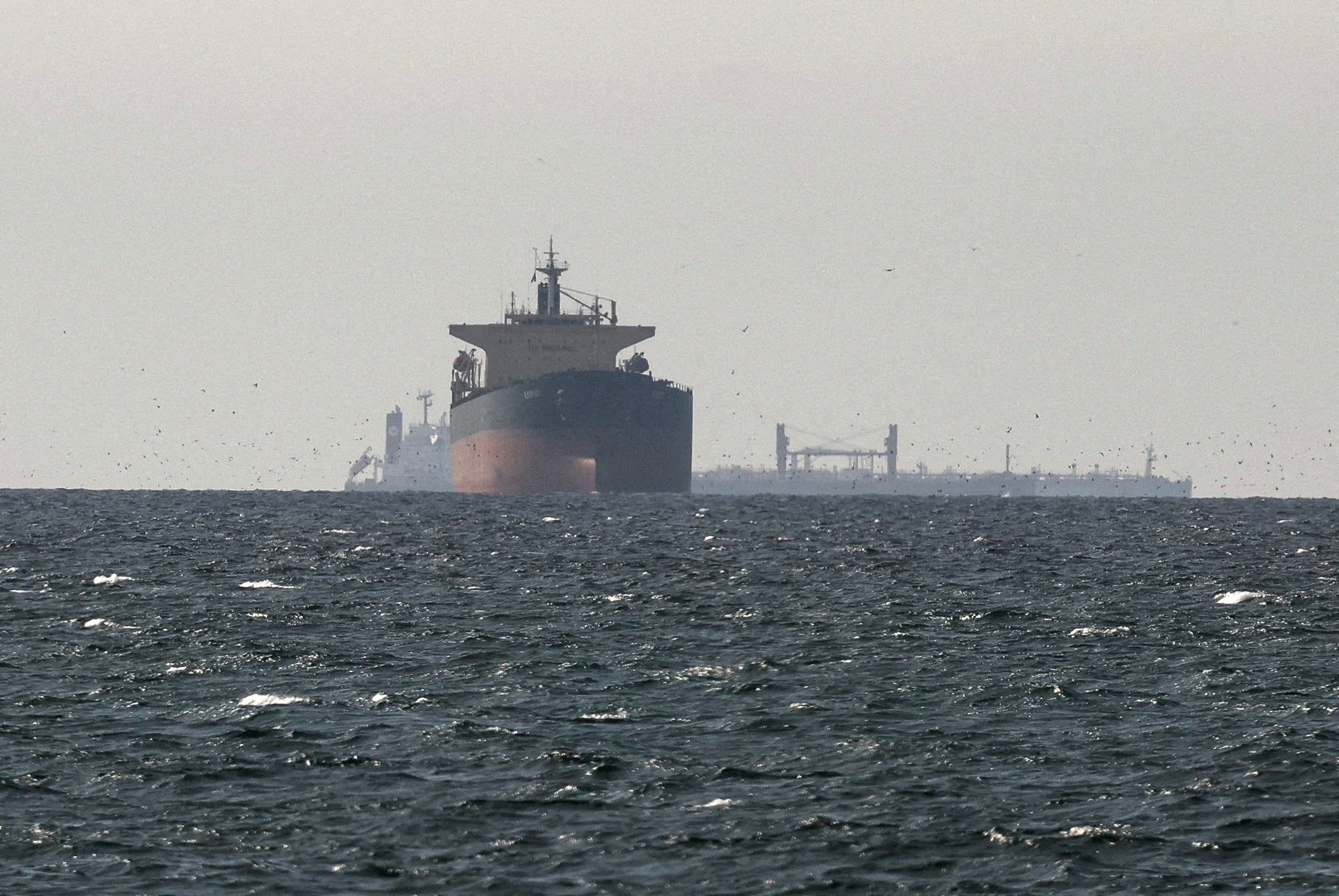 Los marineros vislumbran el fin de su agonía en Ormuz pero aún no se fían: “Nos preguntan si esta paz es real”