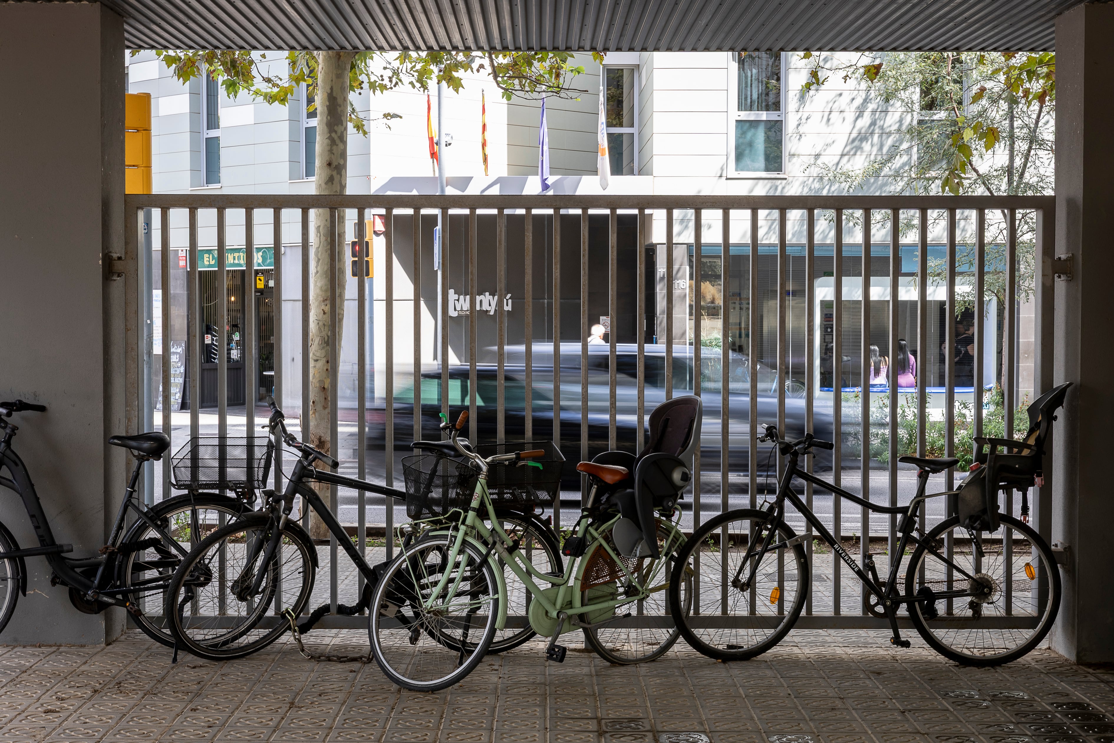 Bicis aparcadas en una zona común de un edificio residencial del barrio del Poblenou de Barcelona, este viernes.
