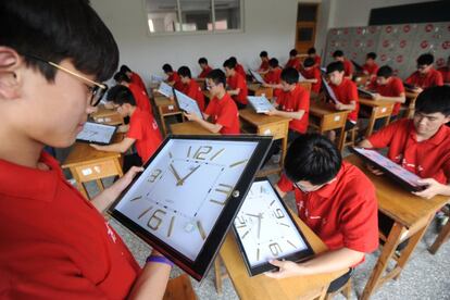 La Escuela Secundaria de Maotanchang está tan bien valorada debido a que entre el 80-90% de sus alumnos son aceptados en universidades frente al 40% de media del resto del país. En la foto, los empleados calibran los relojes para dejarlos a punto para el gran día, el 5 de junio del 2017, en Luan.