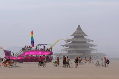 Un vehículo del festival en la Playa del Burning Man, en el desierto de Black Rock, en Nevada (EE UU).