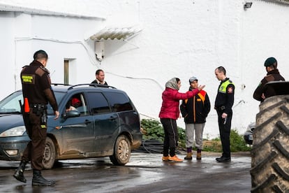 Una mujer, una de los cuatro supuestos delincuentes 'cazados' por la guardia rural, discute con los agentes en el interior de la cooperativa.