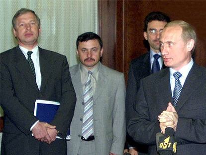 Víktor Cherkésov, antiguo dirigente del KGB, a la izquierda, junto a Vladímir Putin, en agosto de 2000.