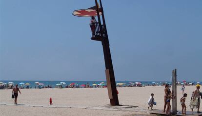 Un socorrista en la playa del Calafell.