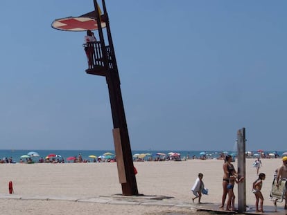 Un socorrista a la platja de Calafell.