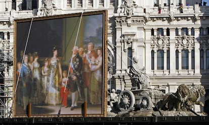 Una réplica de 'La familia de Carlos IV' de Goya pasa delante de la fuente de la Cibeles en el espectáculo '6 Goyas 6', una fiesta escénica diseñada por el Ayuntamiento madrileño con motivo del bicentenario del Dos de Mayo de 1808.