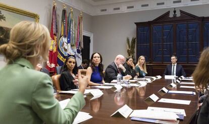 Kim Kardashian, junto a Ivanka Trump y otras personalidades, en una reunión en la Casa Blanca el pasado miércoles.
