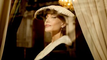 Angelina Jolie en el papel de la cantante de ópera Maria Callas, en una imagen promocional de la película 'Maria', que será dirigida por el chileno Pablo Larraín.