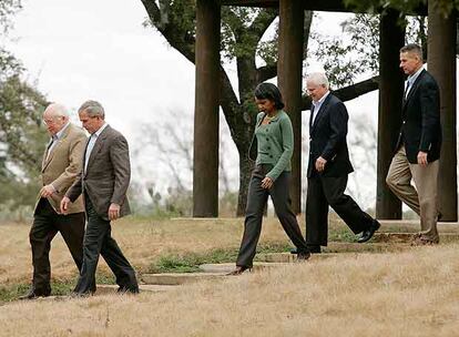 El presidente estadounidense, George W. Bush (segundo por la izquierda), y los miembros del gabinete de seguridad, ayer en Crawford (Tejas).