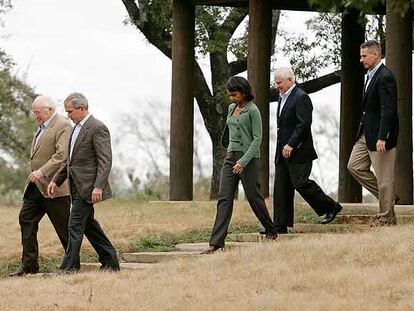 El presidente estadounidense, George W. Bush (segundo por la izquierda), y los miembros del gabinete de seguridad, ayer en Crawford (Tejas).